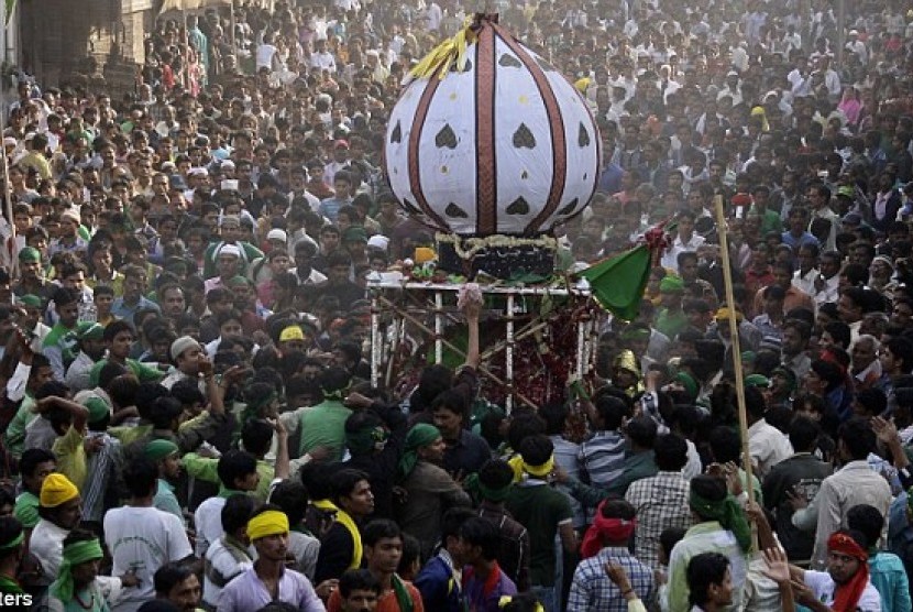 Ratusan muslim Syiah membawa replika peti mati Imam Hussein dalam prosesi Muharam di kota Allahabad, India Utara.