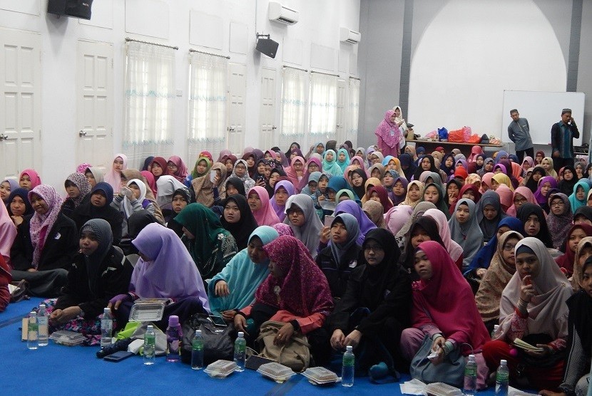 Ratusan muslimah Indonesia di Malaysia mengikuti kajian fiqih yang digelar FOKMA 