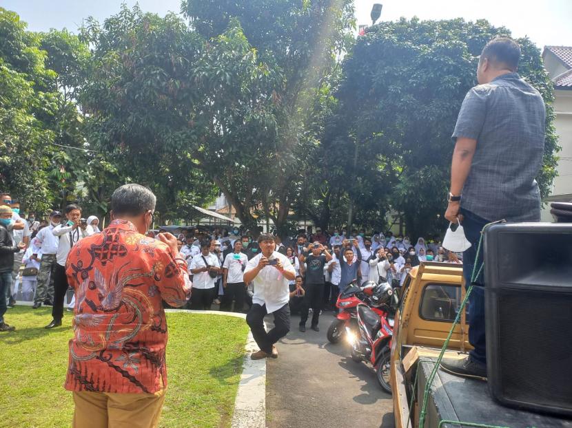  Ratusan nakes dan non-nakes honorer menggelar aksi di Gedung DPRD Kota Tasikmalaya, Kamis (28/7/2022). Aksi itu dilakukan untuk meminta kejelasan nasib mereka ketika status honorer dihapus. 