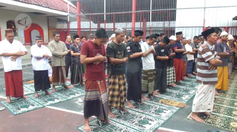 Ratusan napi di Jember menggelar sholat ghaib untuk para korban kebakaran Lapas Tangerang.