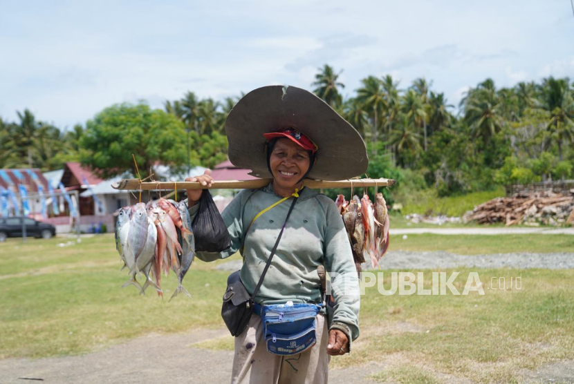 Ratusan nasabah PNM Mekaar menerima pelatihan mulai dari proses pengolahan ikan asap secara higienis, packaging modern, hingga literasi keuangan dan sertifikasi halal. 
