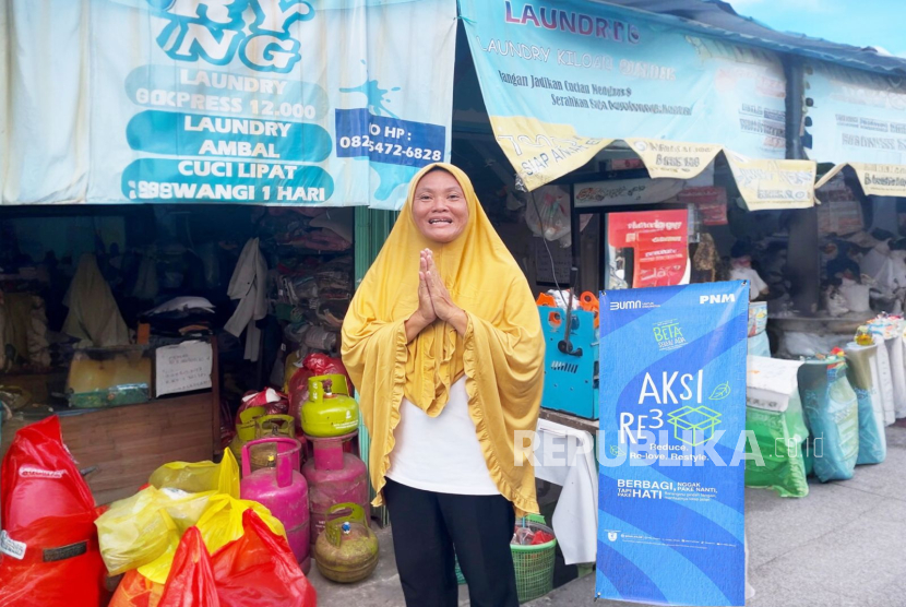 Ratusan nasabah PNM Mekaar yang memiliki usaha laundry terlibat aktif dalam proses pencucian dan pengemasan pakaian hasil decluttering. 