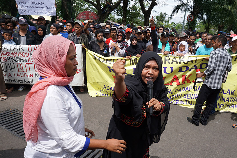 Ratusan nelayan dari Dadap yang tinggal di pesisir pantai menggelar aksi unjuk rasa di depan kantor pemerintah Kabupaten Tangerang, Banten, Senin (9/5).