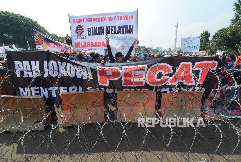  Ratusan nelayan melakukan aksi dalam rangka hari nelayan di depan Istana Merdeka, Jakarta Pusat, Rabu (6/4).