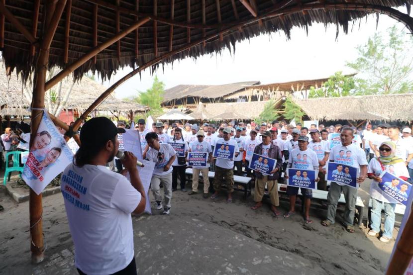 Ratusan nelayan mengikuti acara Deklarasi Nelayan Jawa Barat untuk Prabowo-Gibran di Pangandaran, Rabu (15/11/2023).