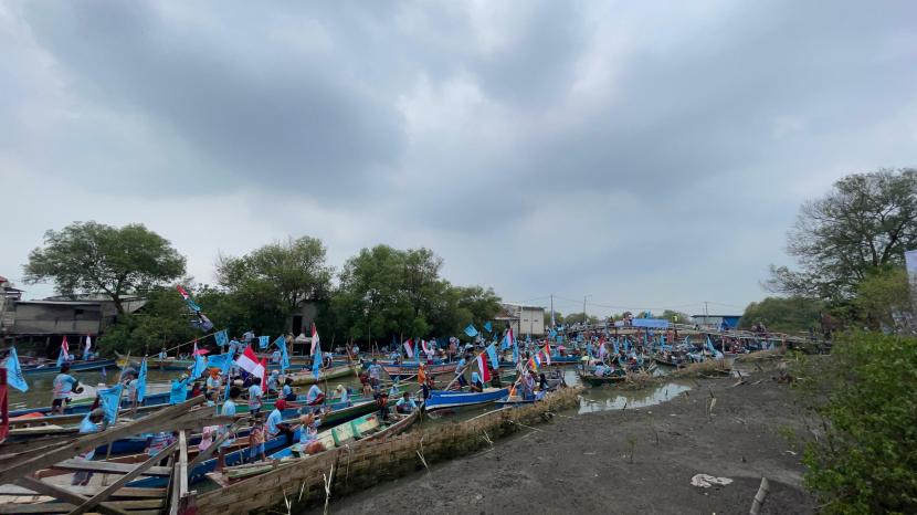 Ratusan nelayan mengikuti acara Pesta Laut bersama Sahabat Bang Ara di daerah Kalitikung, Tambak Cemandi, Sidoarjo, Jatim, Sabtu (10/2/2024).