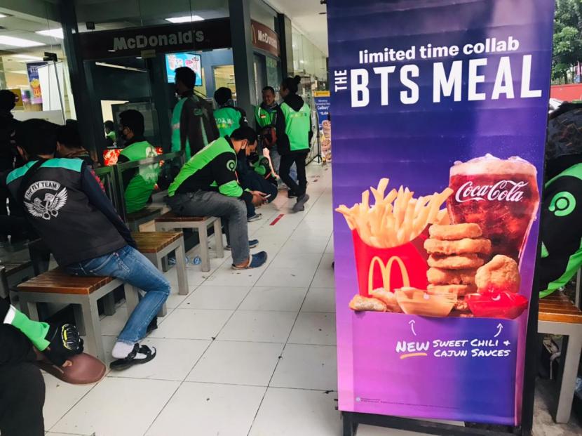 Ratusan ojek online memadati gerai McD di Jalan Pajajaran, Bogor Timur, Kota Bogor akibat pesanan BTS Meal yang baru diluncurkan hari ini, Rabu (9/6). 