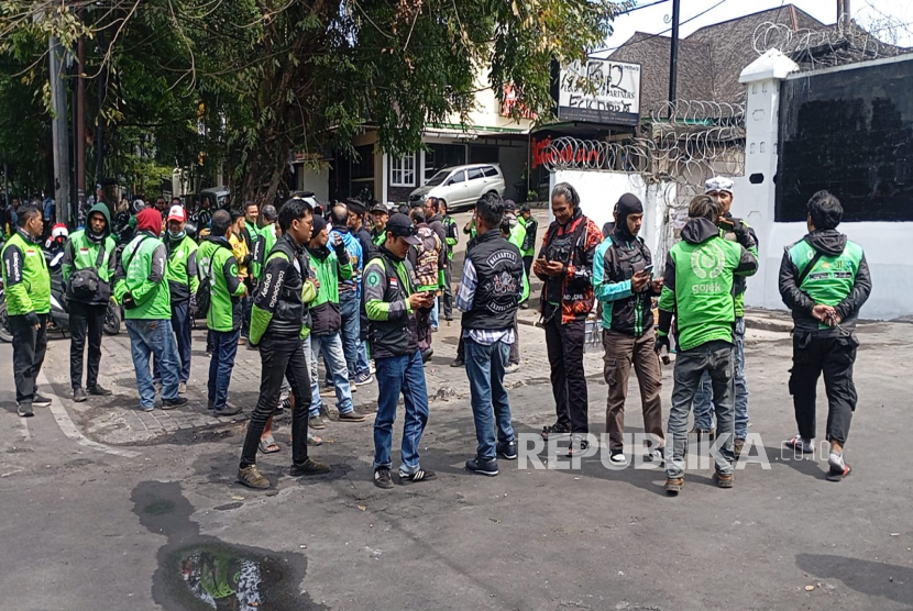 Ratusan ojek online (ojol) melakukan aksi bebersih di halaman luar Gedung DPRD Jawa Barat yang dirusak oleh sejumlah massa saat aksi demonstrasi pada Jumat (29/8/2025) hingga Senin (1/9/2025). Mereka bebersih bersama anggota TNI dan kepolisian serta petugas pemerintah daerah. 