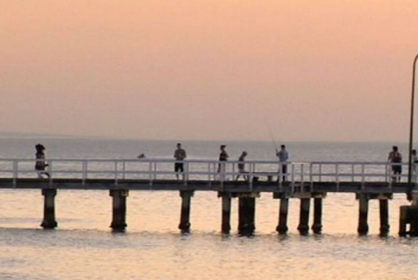 Ratusan orang beramai-ramai ke Pantai St Kilda untuk mendinginkan diri setelah merayakan Hari Natal.