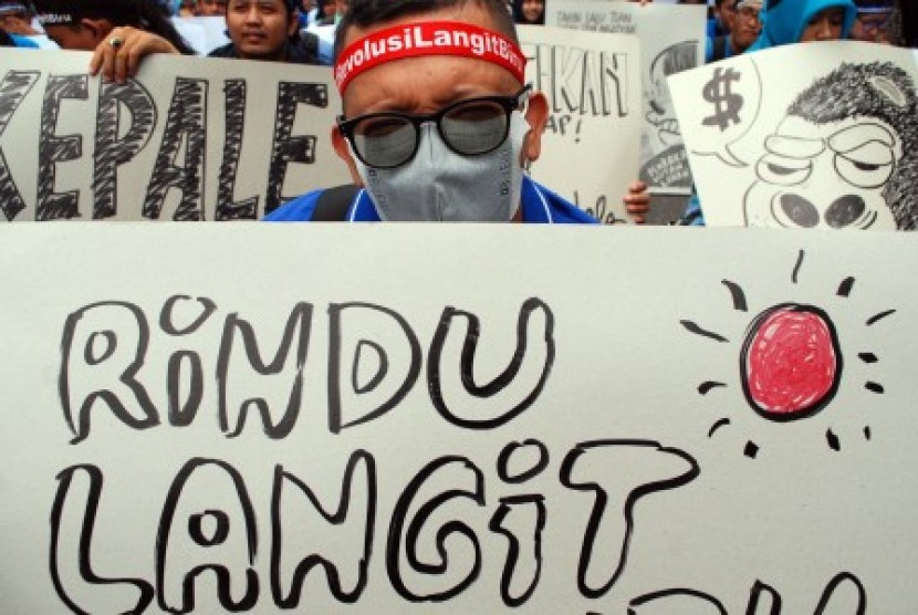 Ratusan orang dari berbagai elemen masyarakat menggelar aksi damai bertajuk 'Revolusi Langit Biru' di Pekanbaru, Riau, Senin (12/10).