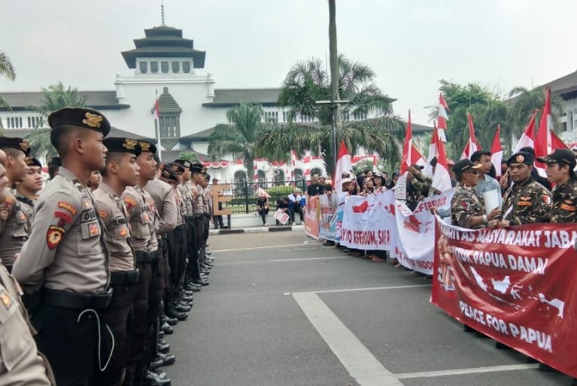 Ratusan orang dari berbagai elemen masyarakat yang tergabung dalam Forum  Masyarakat Jabar dan Papua untuk NKRI (Formas Japri) menggelar aksi unjuk rasa di depan Gedung Sate, Jalan Diponegoro, Kota Bandung, Senin (2/9).