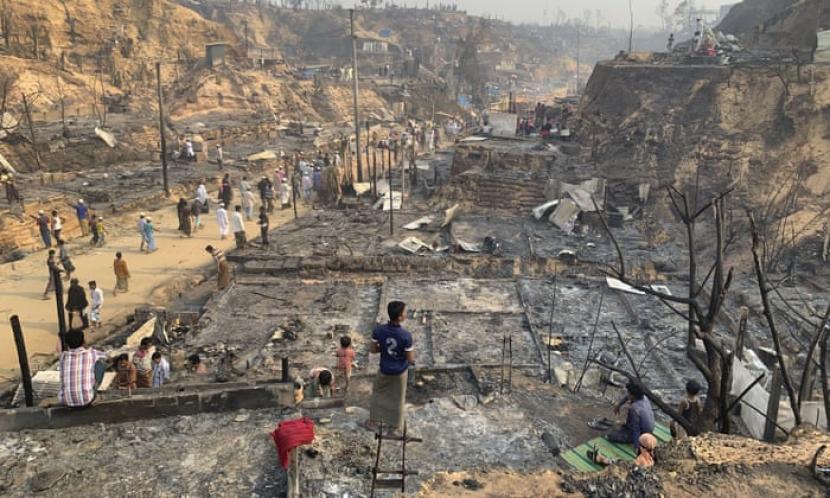 Ratusan orang hilang setelah kebakaran di kamp pengungsi Rohingya di Bangladesh .