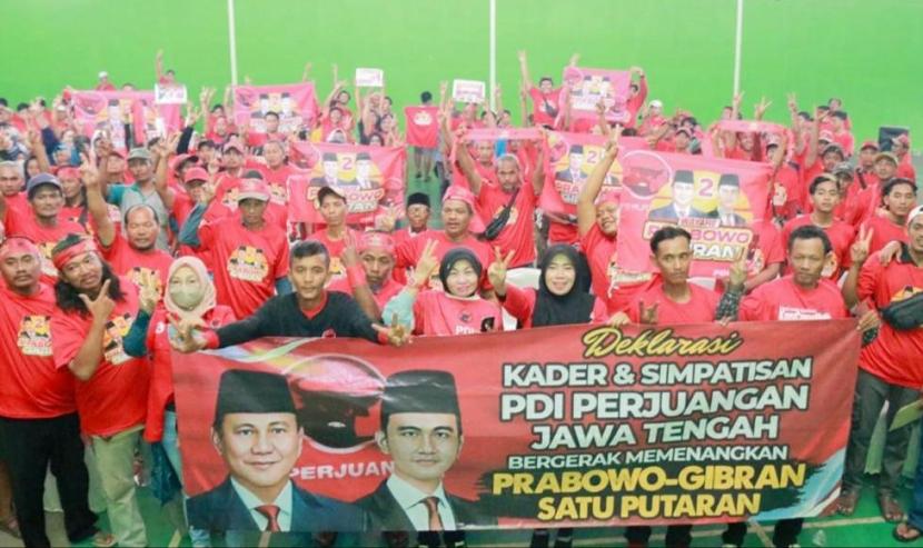 Ratusan orang ikut acara Deklarasi Kader dan Simpatisan PDI Perjuangan Jawa Tengah Bergerak Memenangkan Prabowo-Gibran Satu Putaran di Kabupaten Pekalongan, Jateng, Sabtu (2/12/2023). 