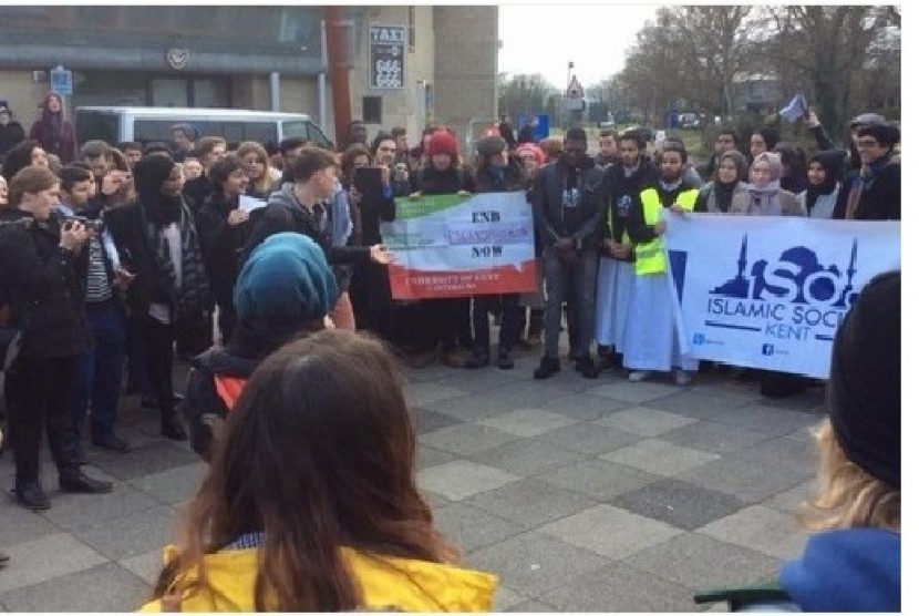 Ratusan orang ikut dalam aksi solidaritas muslim di Universitas Kent, Inggris