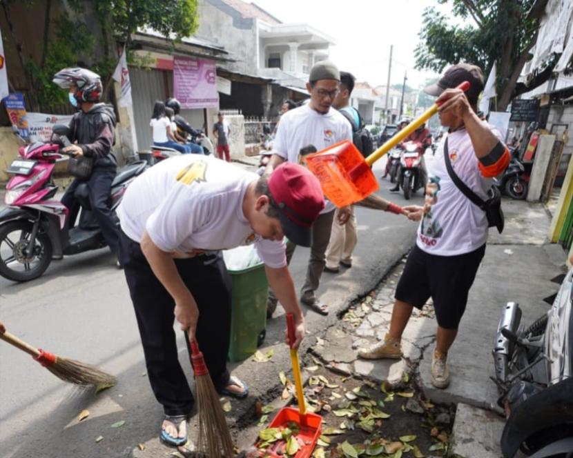 Ratusan orang ini bergotong royong melakukan aksi bersih kampung di wilayah Kampung Makassar, Jakarta Timur, Sabtu (30/12/2023) pagi.