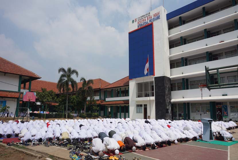 Ratusan orang melaksanakan shalat istisqa di lapangan SMA Bosowa Bina Insani, Bogor, Jumat (11/9).