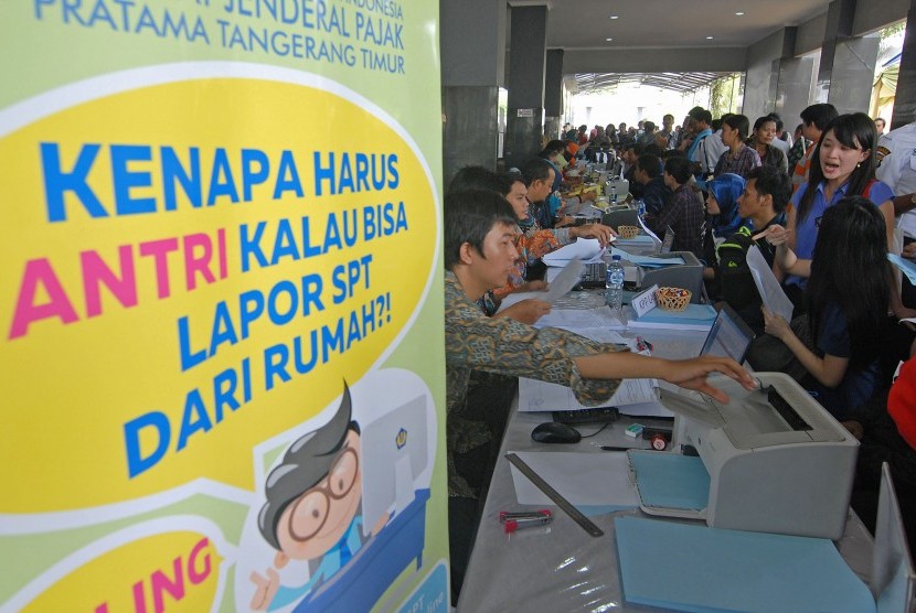 Ratusan orang melaporkan SPT Tahunan Orang Pribadi di kantor pajak Tangerang, Banten, Selasa (29/3).