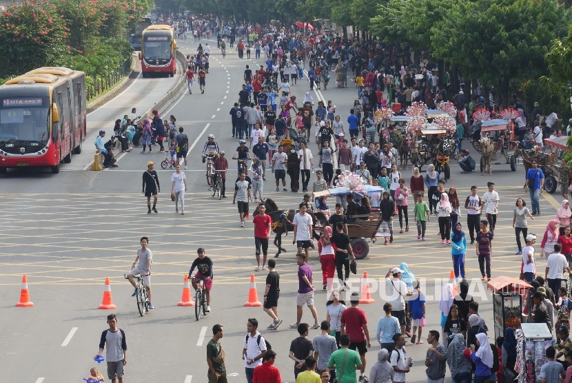  Ratusan orang memadati ruas jalan Thamrin Jakarta, Ahad (9/7) saat diberlakukannya waktu Car Free Day (CFD). 