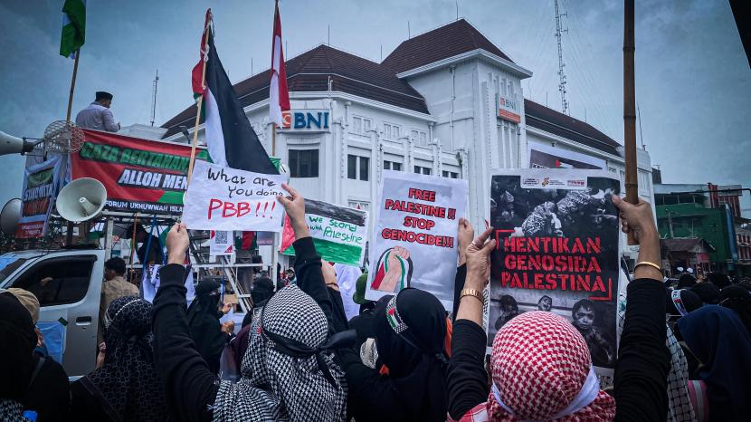 Ratusan orang memadati Titik Nol Kilometer Yogyakarta dalam aksi dukungan terhadap Palestina, Sabtu (9/3/2024). 