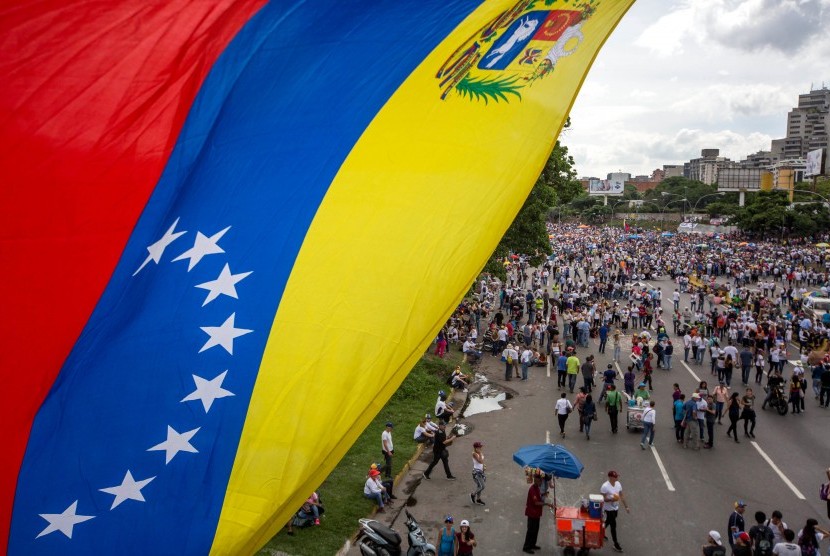 Ratusan orang menggelar aksi damai di berbagai kota di Venezuela sebagai bentuk protes terhadap pemerintahan Presiden Nicolas Maduro.