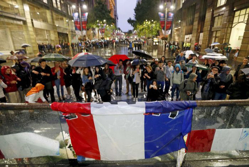 Ratusan orang menghadiri do'a bersama untuk menghormati korban serangan teroris di Paris di Martin Place Sydney.