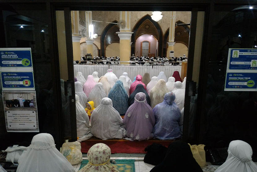Ratusan orang mengikuti shalat subuh berjamaah 1212 di Masjid Manarul Islam Kota Malang, Senin (12/12)