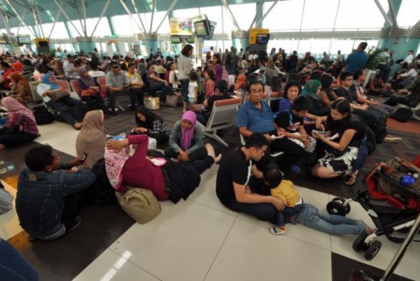 Ratusan orang menunggu penerbangan yang terlambat di ruang tunggu terminal 3 Bandar udara Soekarno Hatta, Tangerang, Banten, Rabu (18/2). PT Angkasa Pura II atau AP II menyatakan lima penerbangan yang mengalami keterlambatan kemarin pun belum pasti terbang hari ini.