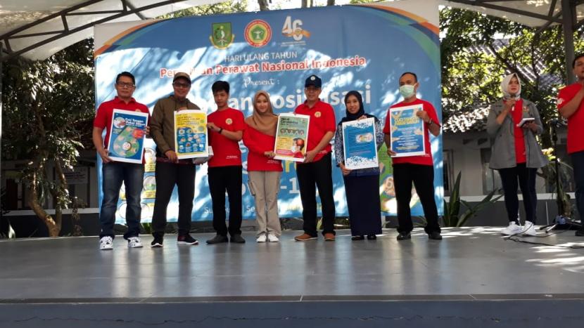 Ratusan orang perawat di Kota Sukabumi diterjunkan untuk memberikan edukasi dan sosialisasi pencegahan Corona kepada warga, Selasa (17/3).(Republika/Riga Nurul Iman)