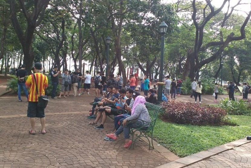 Ratusan Orang Serbu Monas Cari Pokemon