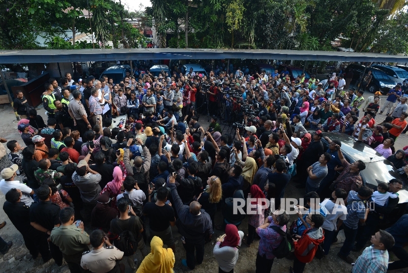 Ratusan orang tua dari anak korban vaksin palsu mendengarkan keterangan dari pihak Rumah Sakit Harapan Bunda di pelataran parkir, Jakarta, Jumat (15/7