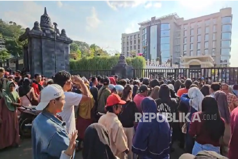 Ratusan Orang Tua Datangi Mapolda Jateng, Jemput Anaknya yang Ditangkap karena Ikut Demo