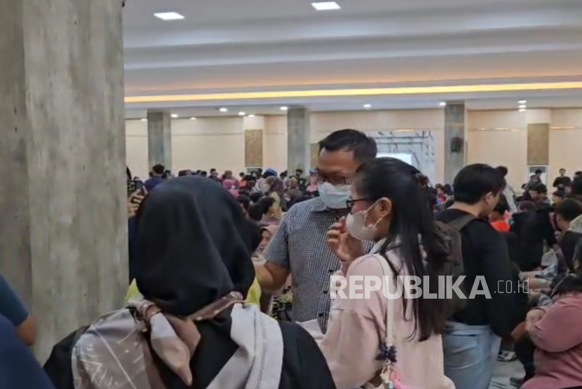 Ratusan orang tua, pada Ahad (31/8/2025), mendatangi Mapolda Jawa Tengah di Kota Semarang untuk menjemput anak mereka yang ditangkap karena diduga melakukan tindakan anarkistis saat mengikuti demonstrasi.