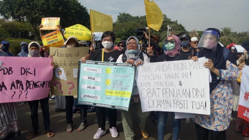 Ratusan orang tua peserta didik melakukan aksi damai menuntut dibatalkannya sistem Penerimaan Peserta Didik Baru (PPDB) Dinas Pendidikan DKI Jakarta, di depan Istana Merdeka, di Jalan Merdeka Barat, Jakarta Pusat, Jumat (3/7).