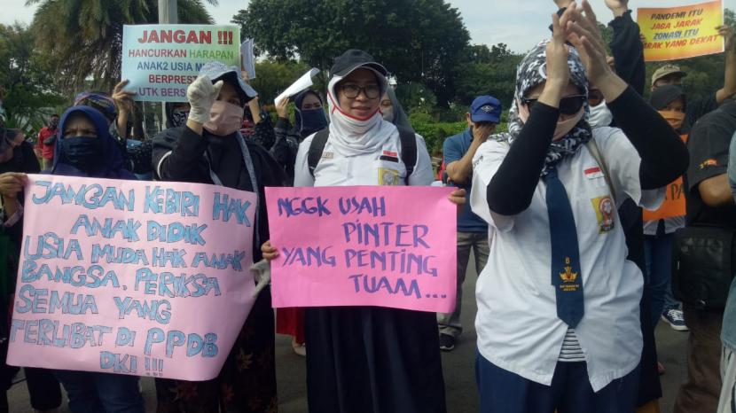 Ratusan orang tua peserta didik melakukan aksi damai menuntut dibatalkannya sistem Penerimaan Peserta Didik Baru (PPDB) Dinas Pendidikan DKI Jakarta, di depan Istana Merdeka, di Jalan Merdeka Barat, Jakarta Pusat, Jumat (3/7). 