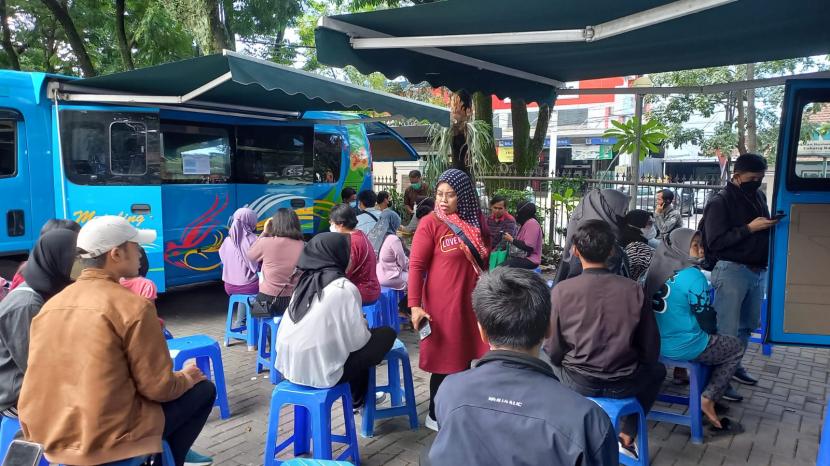 Ratusan orang tua siswa di Kota Bandung mengurus perbaikan dokumen kependudukan untuk kegiatan penerimaan peserta didik baru (PPDB) tahun 2022 ke Dinas Kependudukan dan Pencatatan Sipil (Disdukcapil).