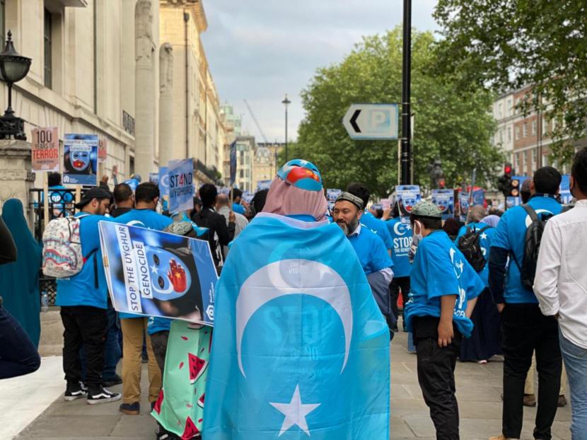 Ratusan orang unjuk rasa di luar kantor kedutaan China, Kamis (1/7). Mereka memprotes perlakuan pemerintah China terhadap kaum minoritas Muslim Uighur ketika China memperingati peringatan 100 tahun Partai Komunis China.