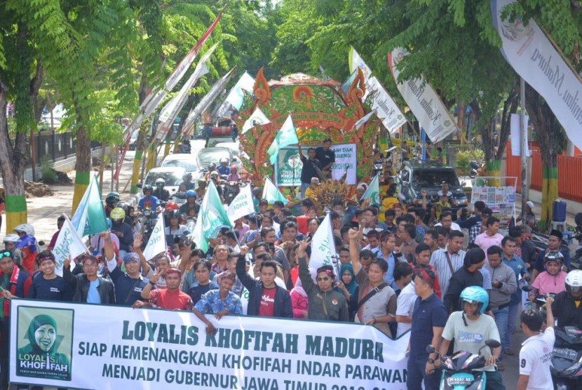 ratusan orang yang mengatasnamakan Loyalis Khofifah Madura menyampaikan dukungannya untuk siap menangkan Khofifah menjadi Gubernur Jatim 2018-2023.