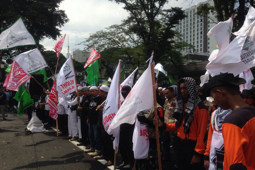 Ratusan orang yang tergabung dalam Aliansi Pergerakan Islam Jabar melakukan aksi di depan Gedung Sate meminta Ahok segera ditahan, Jumat (18/11).