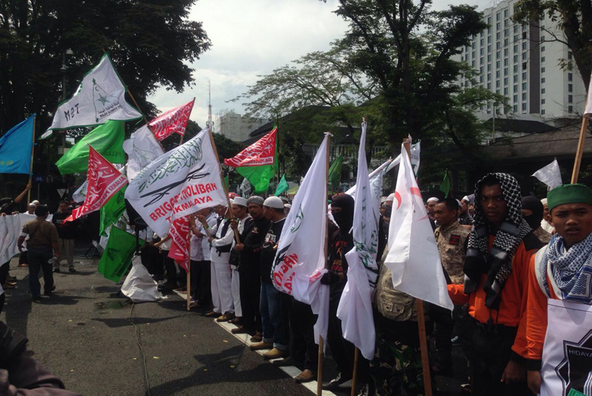 Ratusan orang yang tergabung dalam Aliansi Pergerakan Islam Jabar melakukan aksi di depan Gedung Sate meminta Ahok segera ditahan, Jumat (18/11).