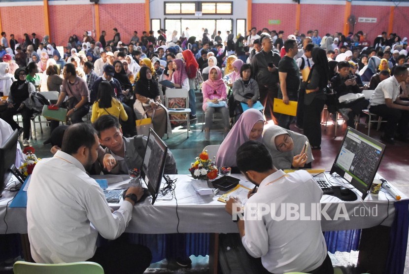 Ratusan orang tua dan calon siswa mendaftar penerimaan peserta didik baru (PPDB) 2019 tingkat SMA-SMK di SMAN 8 Bandung, Jalan Solontongan, Kota Bandung, Senin (17/6).