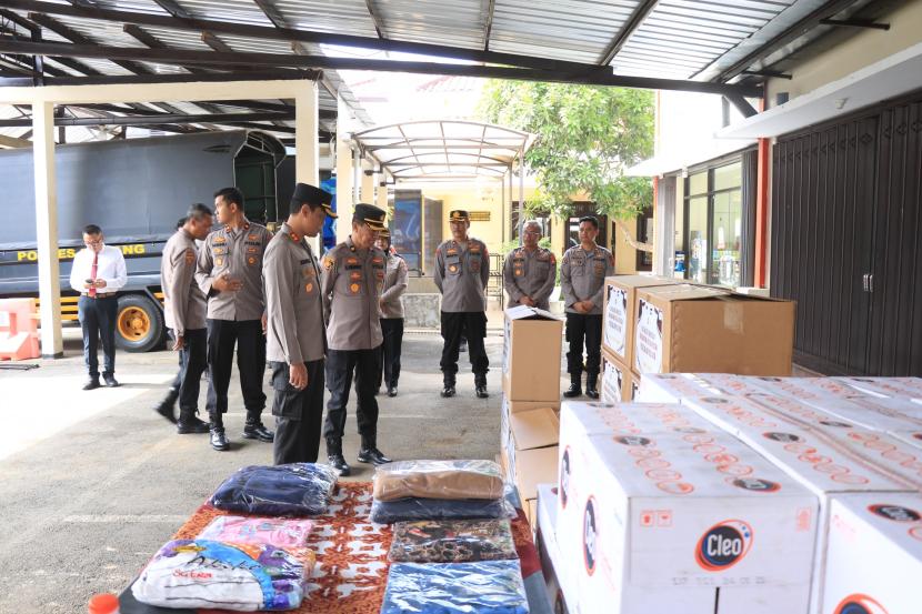   Ratusan paket bantuan kemanusiaan siap dikirim dari Kabupaten Malang menuju Palestina.