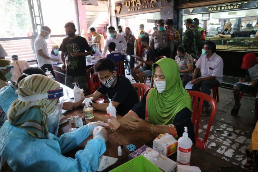 Ratusan pedagang dan pengunjung pasar melaksanakan uji cepat (rapid test) di Pasar Besar, Kota Malang, Selasa (16/6).
