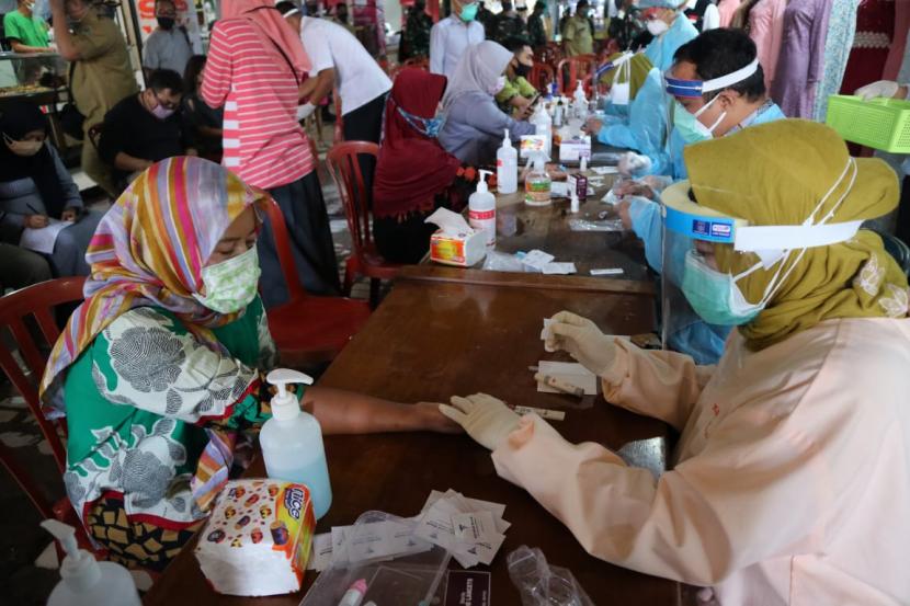 Ratusan pedagang dan pengunjung pasar melaksanakan uji cepat (//rapid test//) di Pasar Besar, Kota Malang, Selasa (16/6).