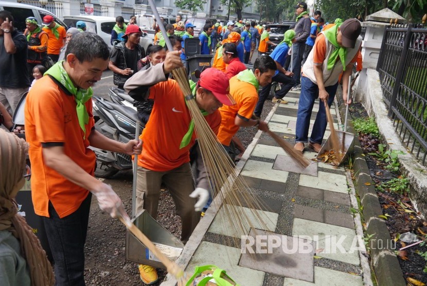 Ratusan pegawai PT POS Indonesia melakukan operasi bersih pada acara 