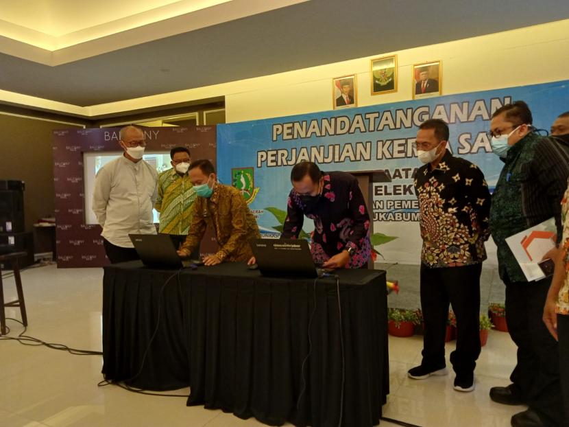 Wali Kota Sukabumi Achmad Fahmi tengah melakukan ujicoba tandatangan elektronik pada 2021 lalu (Ilustrasi).