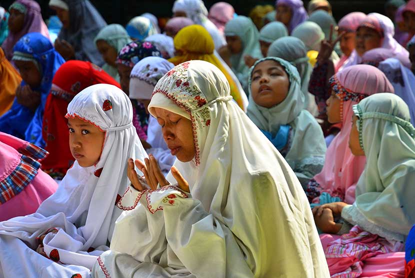 Ratusan pelajar beserta guru Sekolah Dasar Islam Terpadu (SDIT) AL-Islam Kudus menggelar Salat Istisqo di halaman sekolah di Kudus, Jawa Tengah, Sabtu (17/10). (Antara/Yusuf Nugroho)