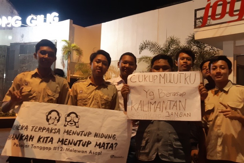 Ratusan pelajar Daerah Istimewa Yogyakarta (DIY) melakukan aksi penggalangan dana untuk korban kebakaran hutan dan lahan (karhutla) di kawasan Tugu Yogyakarta, Sabtu (28/9).