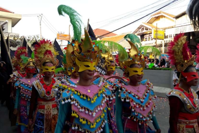 Ratusan pelajar dan komunitas menjadi peserta Mask Painting Festival 2018 yang diselenggarakan BT Batik  Trusmi, Kabupaten Cirebon, Senin (1/10). Acara itu diadakan untuk menyambut Hari Batik Nasional.