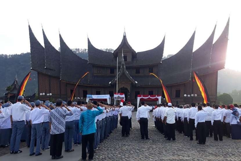 Ratusan pelajar dan perwakilan pegawai BUMN di Sumbar mengikuti upacara peringatan kemerdekaan ke-73 RI di halaman Istana Baso Pagaruyung di Tanah Datar, Sumbar, Jumat  (17/8). 