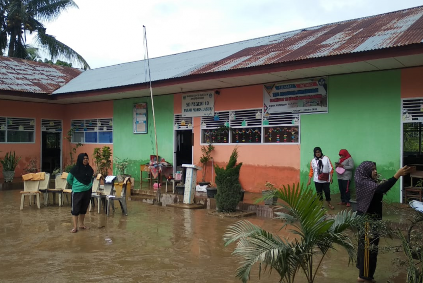 Ratusan pelajar di SD N 10 Pasar Muara Labuh batal ikut ujian akhir sekolah karena bangunan sekolah terendam banjir, Sabtu (14/12)